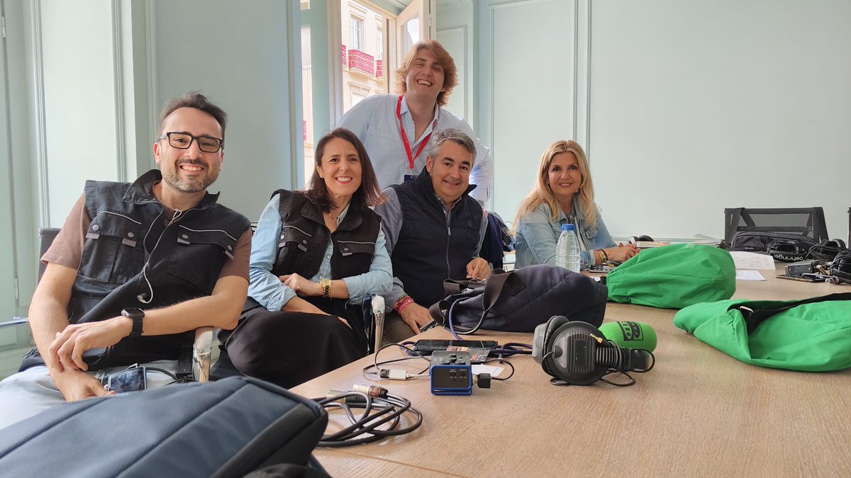 Así vivimos el Lunes Santo en <a href="/OndaCeroMalaga/">Onda Cero Málaga</a>. 📻

El equipo de #AlHombro sigue contando la Semana Santa de Málaga con emoción, cercanía y pasión cofrade. 🎙️

Gracias por estar al otro lado. 🙏🏻

📸 Juan José Jiménez. 

#AlHombro2025