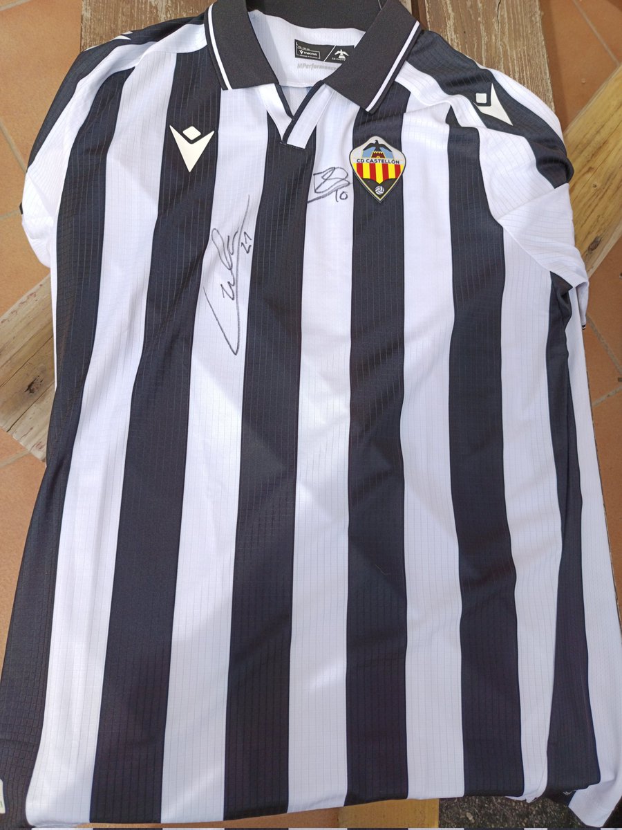 marianbermudez's tweet photo. Mil gracias, donante anónimo por todo el material deportivo y @haralabob por hacer posible la camiseta firmada del @CDCastellon.
Mañana serán parte de los regalos en la rifa solidaria en nuestra carrera a beneficio de @MartayMariaCLN6 en el IES Álvaro Falomir.
Sois increíbles. https://t.co/TVv0lPaDzw