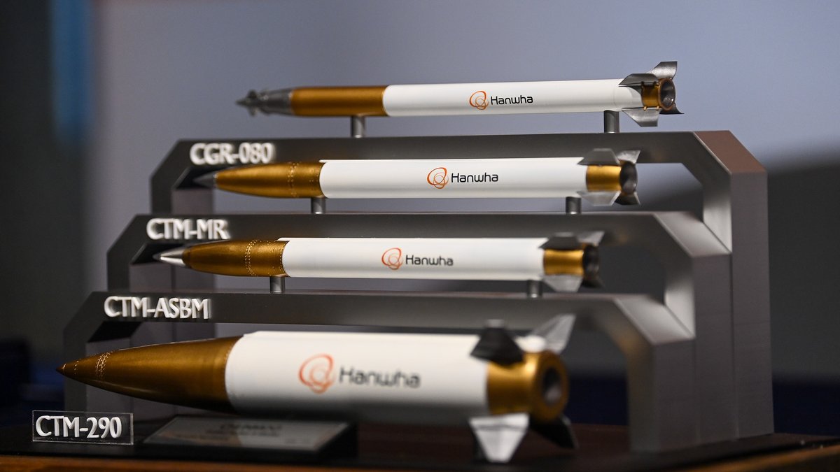 Zwiększamy zdolności do produkcji kierowanych pocisków rakietowych w Polsce
-
15 kwietnia w #Warszawa, w obecności sekretarza stanu w MON <a href="/pawelbejda/">Paweł Bejda</a>, przedstawiciele <a href="/WBGroup_PL/">WB GROUP</a> 🇵🇱 i 🇰🇷 firmy Hanwha Aerospace podpisali dokument określający warunki funkcjonowania spółki, która