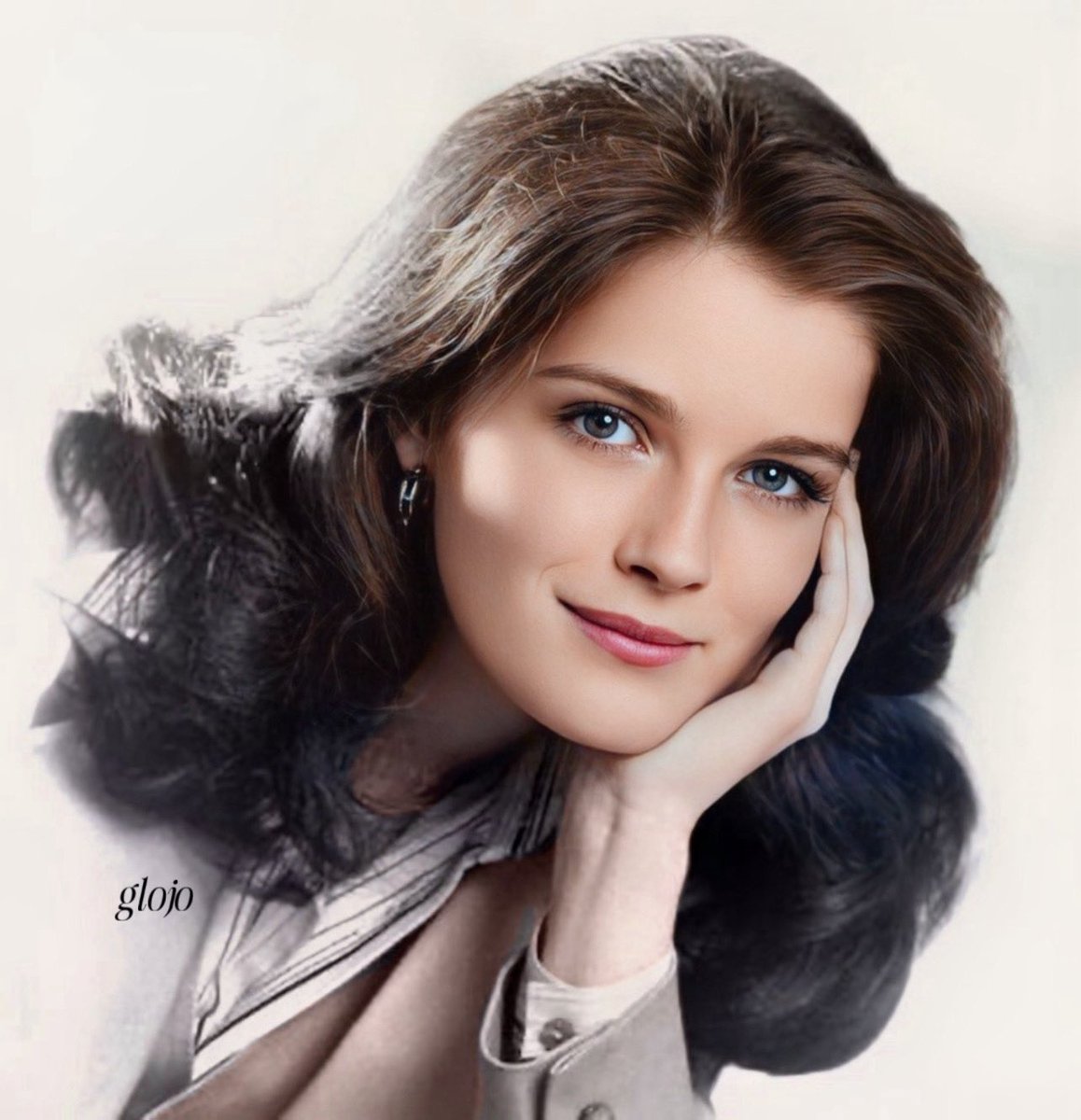 GlojoCuscuhing's tweet photo. Young Kate Mulgrew future Captain Kathryn Janeway Star Trek Voyager /St Prodigy ✨.
#KateMulgrew #Photoedit
#CaptainKayhrynJaneway #AdmiralKathrynJaneway
#StarTrekVoyager #StarTrek
#StarTrekProdigy #JustKate https://t.co/nLk8cWTwzp
