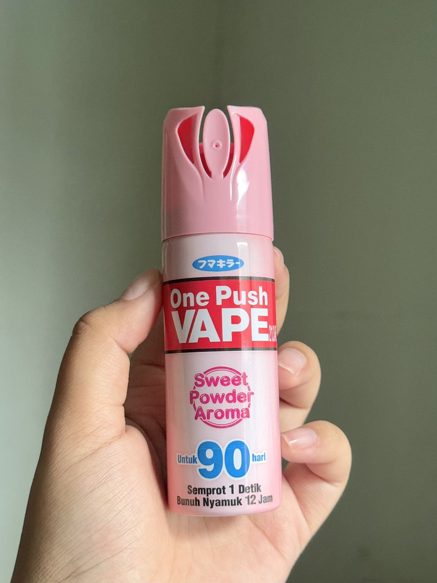 queerisy's tweet photo. produk Jepang tuh inovasinya >>> 

kok kepikiran bikin semprot / pembasmi nyamuk yang wangi BEDAK.. sweet powder… kamar jadi harum… beneran bukan bau nyegrak yang bikin pusing habis ruangannya disemprot 🤕 https://t.co/wosCQE1lbd