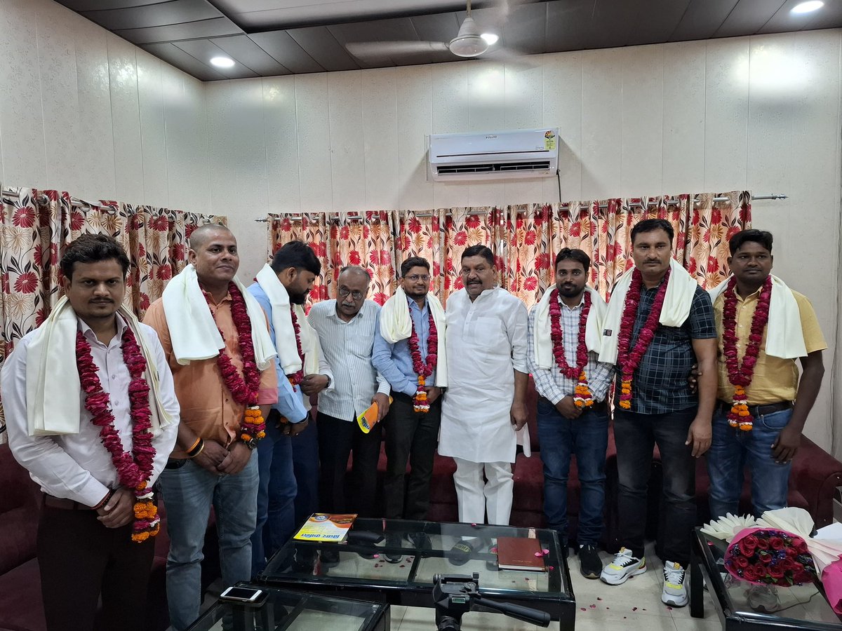 कुछ कहानिया और जमीनी कार्य कभी कभी सरकारी दस्तावेजों और राजनीति में खो से जाते है ।

आदरणीय नेताजी अनेकों प्रतिभाओं से निपुण थे, उसमे से शिक्षा भी एक अहम प्रतिभा थी, उन्होंने हम सबको हमेशा यही सिखाया की शिक्षा किस ताक़त का नाम है, और जो इसे प्रदान करते है वो स्वयं ईश्वर से कम