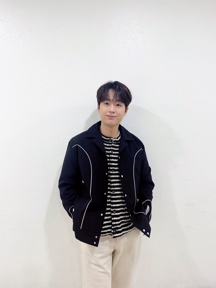 ChanWonOfficial's tweet photo. 📸 찬또그래퍼 📸

찬또텔러를 만날 수 있는 화요일😊

<셀럽병사의 비밀>과 함께
저녁을 보낼 준비 되셨나요?😆

오후 8시 30분
KBS2에서 본방사수!
잊지마세요~🤙🏻

#이찬원 #LeeChanWon 
#셀럽병사의비밀 
#티엔엔터테인먼트 https://t.co/LRXm08EflU