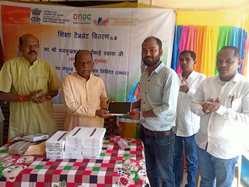 MansukhbhaiMp's tweet image. ડેડીયાપાડા તાલુકાના ગાજરગોટા ખાતે ONGC કંપનીના સહયોગથી આયોજિત શિક્ષા ટેબલેટ વિતરણ કાર્યક્રમમાં છેવાડાના ગામોના વિદ્યાર્થીઓને ટેબલેટ વિતરણ કરી વિદ્યાર્થીઓના ઉજ્જવળ ભવિષ્ય માટેની શુભકામનાઓ પાઠવી.