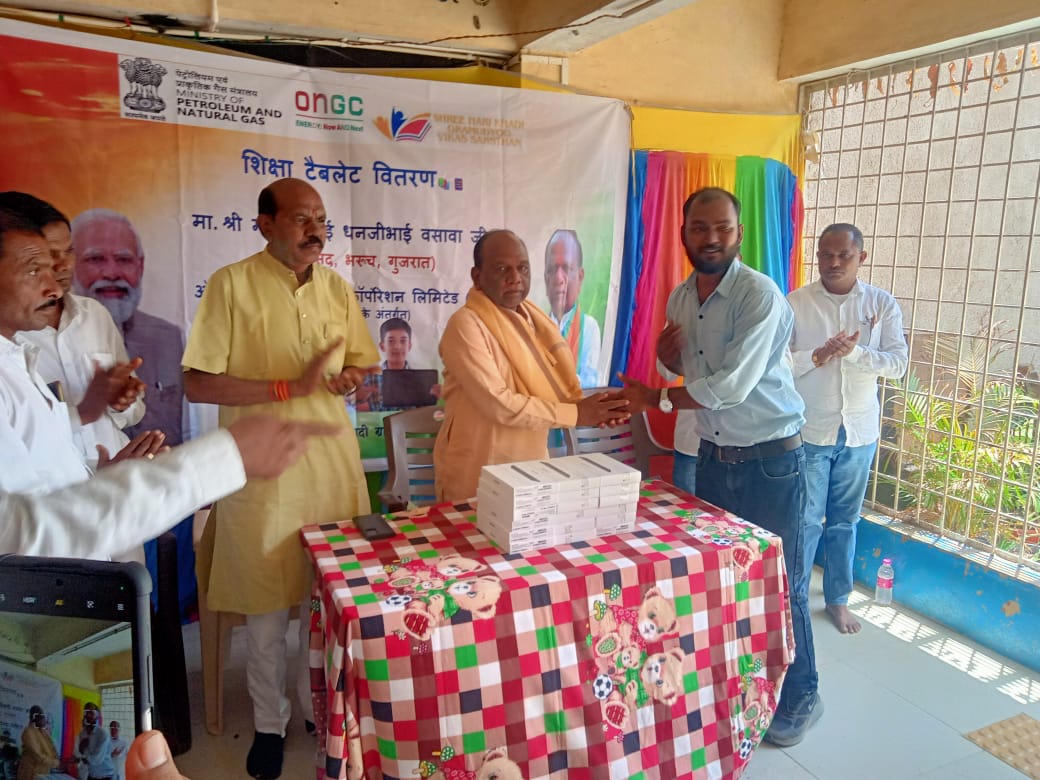 MansukhbhaiMp's tweet image. ડેડીયાપાડા તાલુકાના ગાજરગોટા ખાતે ONGC કંપનીના સહયોગથી આયોજિત શિક્ષા ટેબલેટ વિતરણ કાર્યક્રમમાં છેવાડાના ગામોના વિદ્યાર્થીઓને ટેબલેટ વિતરણ કરી વિદ્યાર્થીઓના ઉજ્જવળ ભવિષ્ય માટેની શુભકામનાઓ પાઠવી.