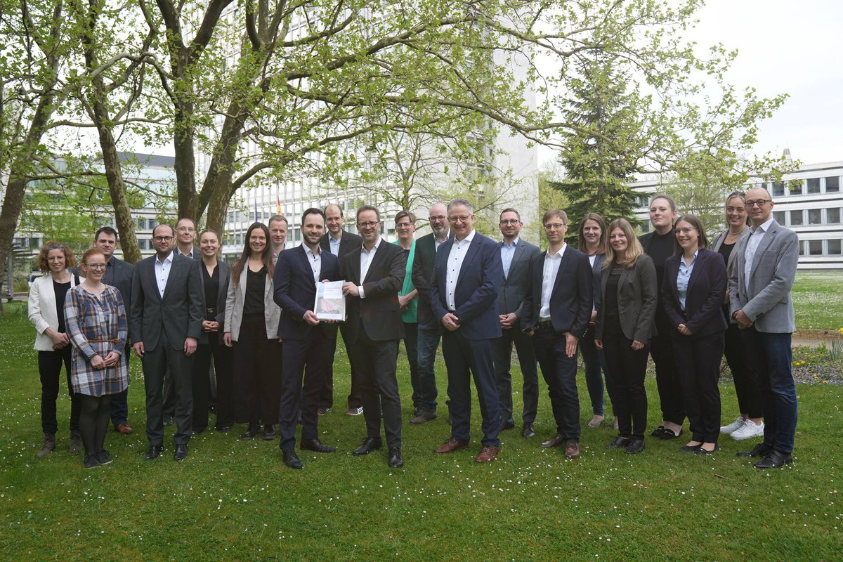 Klaus_Mueller's tweet photo. Was lange währt, wird endlich gut … und geht künftig schneller: Die @BNetzA hat heute die erste „Stromautobahn“ #ANord von Emden nach Osterath final genehmigt. Ab Mitte 2027 kann Windstrom nach NRW &amp; später nach BaWü transportiert werden.
Danke an @Amprion &amp; @netzausbau.

@bmwk https://t.co/SACxoU9ehQ