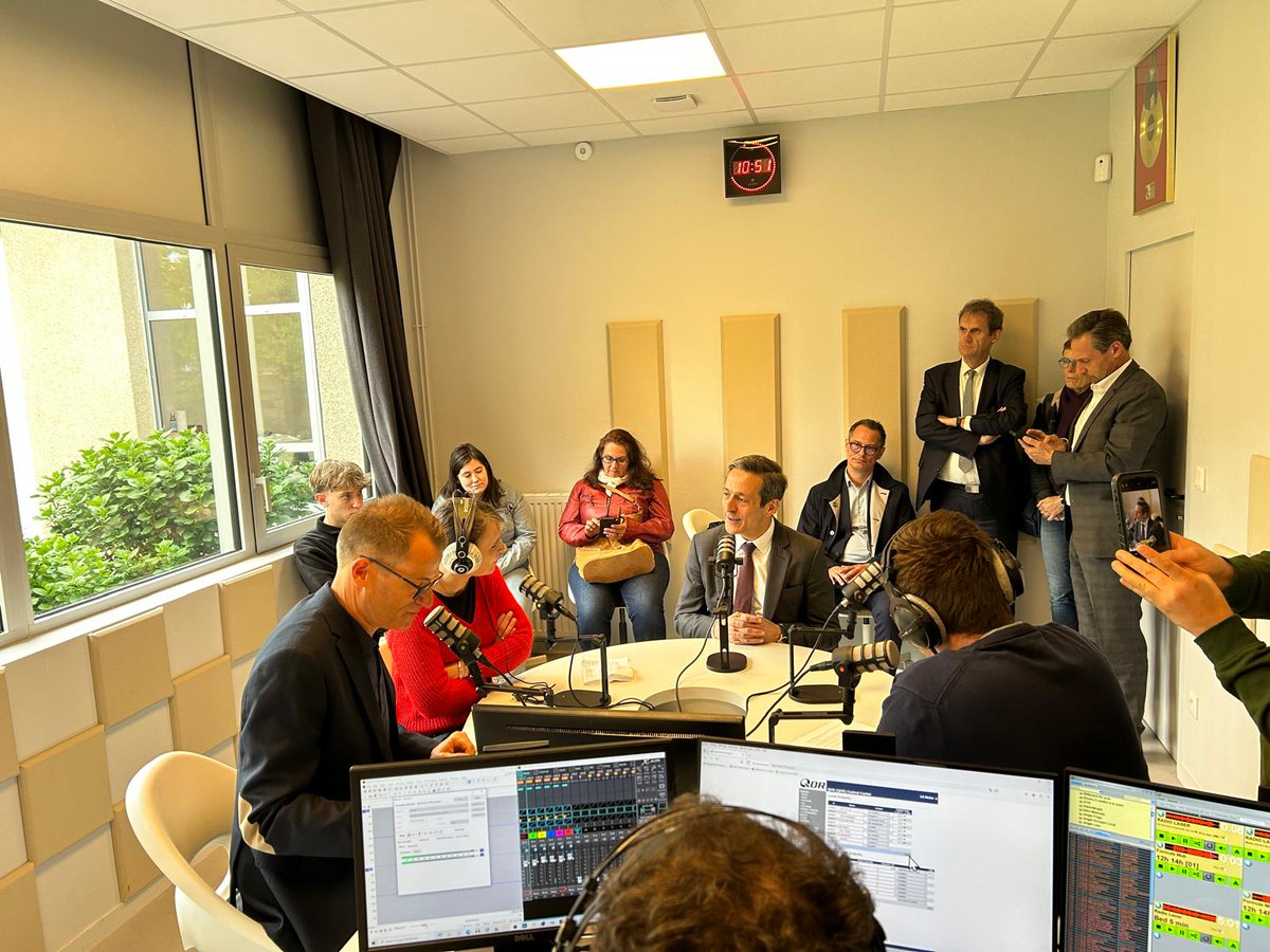 Arcom Rennes (@arcom_rennes) on Twitter photo Le président <a href="/martinajdari/">Martin Ajdari</a> répond aux questions des stagiaires de La SKol, dans le cadre de sa rencontre avec <a href="/SylvainDelfau/">Sylvain Delfau</a>, directeur de <a href="/RadioLaser/">Radio Laser</a> à #Guichen, et de son équipe, après un échange sur l’avenir des #radios associatives. Le président <a href="/martinajdari/">Martin Ajdari</a> répond aux questions des stagiaires de La SKol, dans le cadre de sa rencontre avec <a href="/SylvainDelfau/">Sylvain Delfau</a>, directeur de <a href="/RadioLaser/">Radio Laser</a> à #Guichen, et de son équipe, après un échange sur l’avenir des #radios associatives.