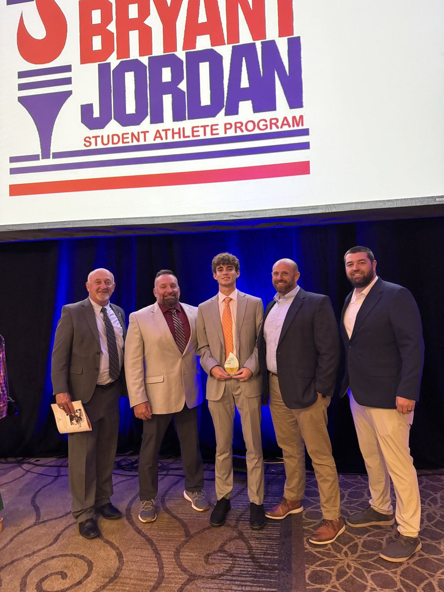 wrbspearpoint's tweet photo. Colby was one of just over a 💯 student athletes honored @ the Bryant Jordan Banquet. Humbling to hear the stories of so many of his peers. Colby &amp; 3 peers from Elmore Co are now etched into our state’s history. Proud of you son. Can’t wait to see what your next chapter holds https://t.co/3bL1uU3oWK