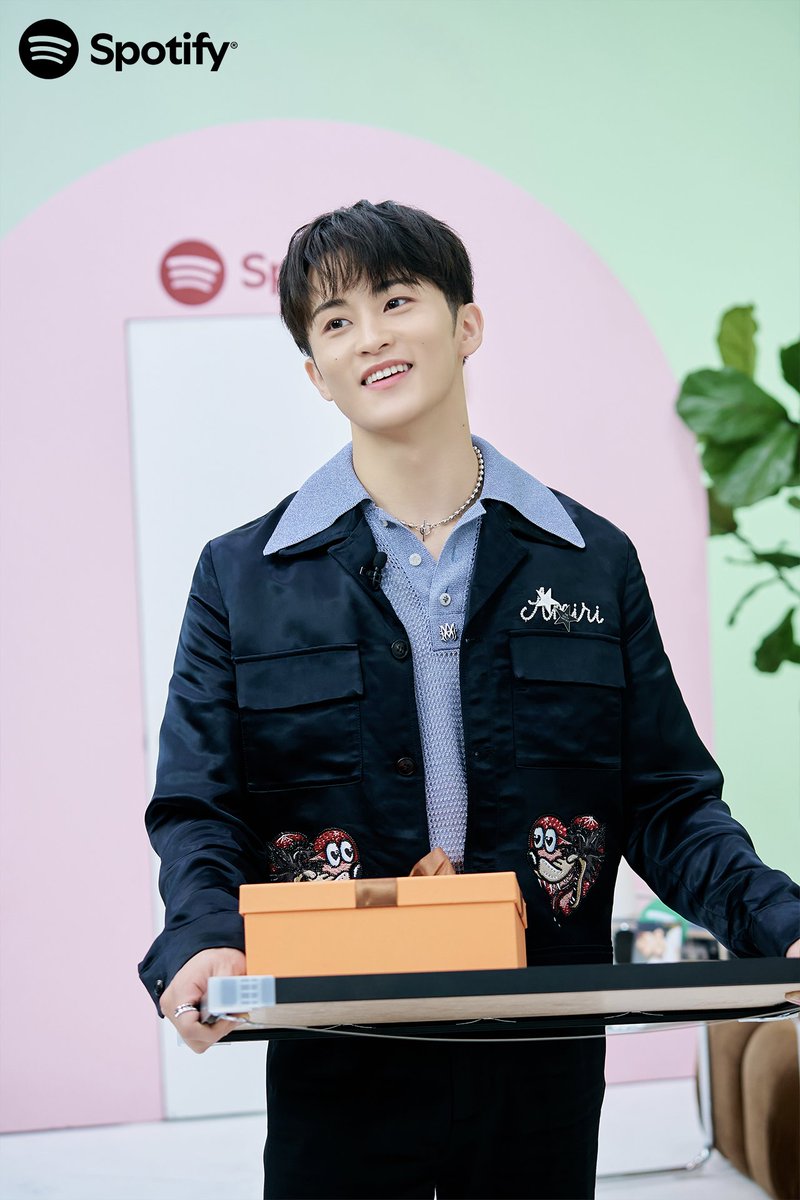 SpotifyKpop's tweet photo. it was our honor to celebrate the release of MARK's first solo album with him 💚

don't forget to catch @NCTsmtown's MARK on our K-Pop ON! Video Podcast! https://t.co/t3qdPackmK https://t.co/keJZ717BuB