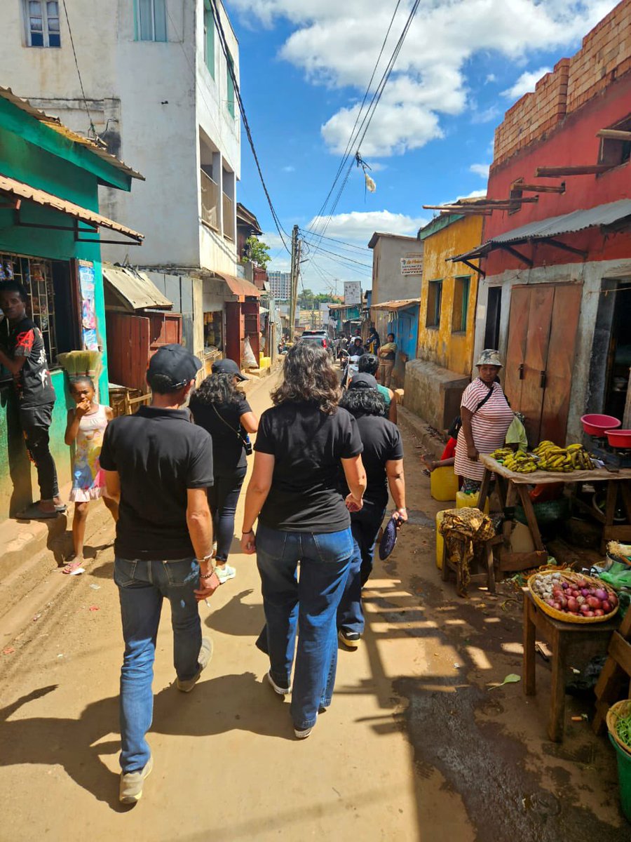 mvcomet's tweet photo. Avec les équipes et sur le terrain aujourd’hui pour échanger avec nos clients. Une matinée riche en enseignements ! 
#ProudToBeOrange #EoAnilanao #OrangeMadagascar #OrangeMoney https://t.co/8JLy2VV4zT
