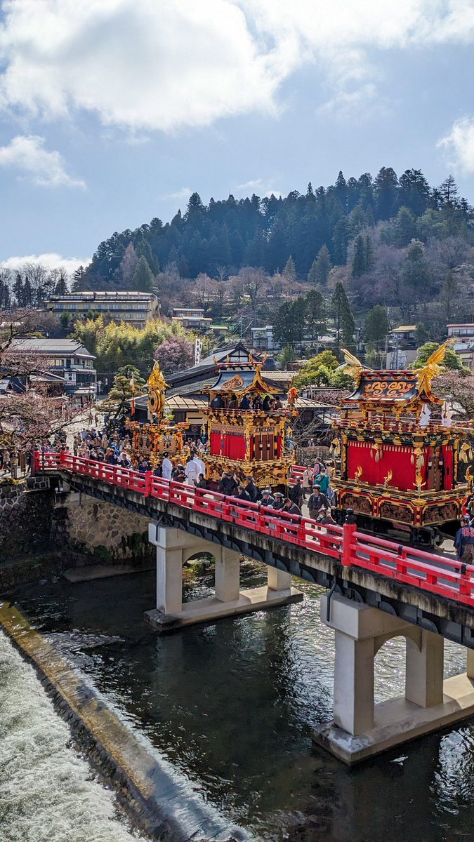 hidatakayama1's tweet photo. -#高山祭　閉幕-
春の高山祭(山王祭)が無事に終了しました。14日は日中は快晴、夜は天候不良で夜祭は中止。15日は雨のため、屋台曳き揃え、御巡幸は中止になり、各蔵で屋台が公開され、からくり奉納も各蔵で無事に執り行われました。中橋の袂にある桜も開花し、飛騨高山にも春の訪れです。
#飛騨高山 https://t.co/FW7D3N6OnU