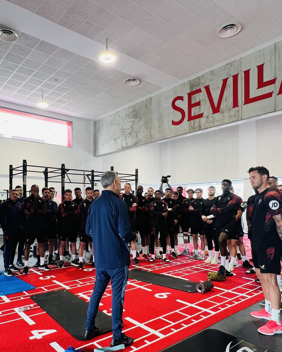 El míster habla y la plantilla escucha atentamente 😍👂

🗣️ <a href="/JoaquinCaparros/">Joaquín Caparrós</a>