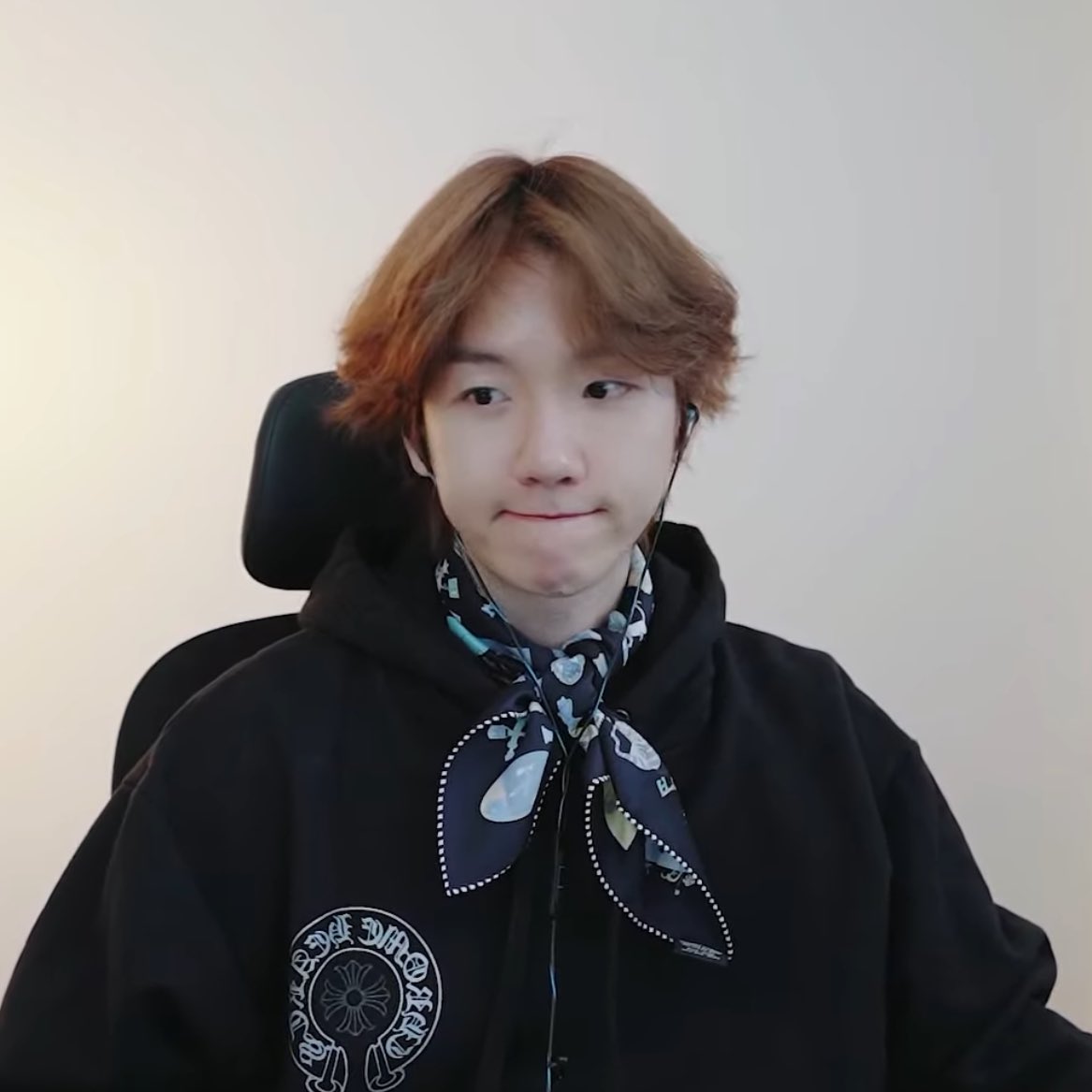 Ace_BBH's tweet photo. BAEKHYUN IS HERE FOR PLAY BAEK LIVE STREAM!! LOOK AT HIM WITH HIS SCARF 🥹🤏 https://t.co/LP8qbSr2Vw