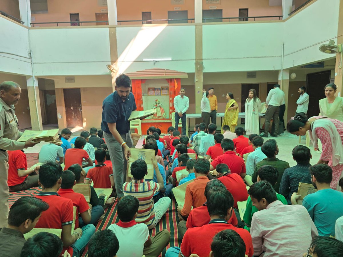 EXCISECGST's tweet image. Swachhata Project 2024-25 &quot;Strengthening of NGO&quot;. Under the guidance of Commissioner, CGST Indore Jute bags were procured from the NGO &quot;Jwala Mahila Samiti&quot; and distributed to the students of Helen Keller Education Academy for Blind students, Indore @cbic_india @cgstbhopalzone