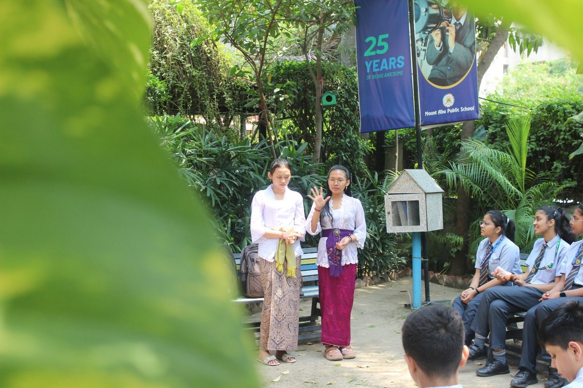 MtAbuSchool's tweet image. As part of #WingsOfGaruda #IndonesianWeek at @MtAbuSchool, #GlobalCitizens explored Balinese rituals like Canang Sari & sembahyang, guided by wonderful Indonesian mentors. A deep dive into Indonesia’s rich culture! 🇮🇩
Gratitude to the @KBRI_NewDelhi for making this possible!