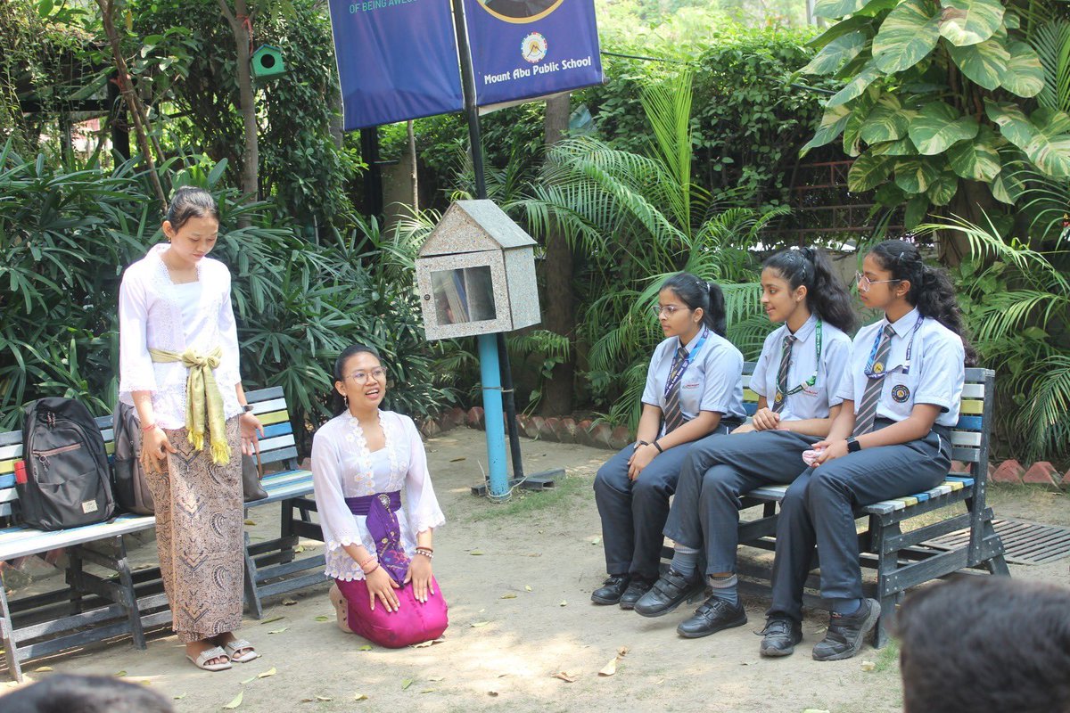 MtAbuSchool's tweet image. As part of #WingsOfGaruda #IndonesianWeek at @MtAbuSchool, #GlobalCitizens explored Balinese rituals like Canang Sari & sembahyang, guided by wonderful Indonesian mentors. A deep dive into Indonesia’s rich culture! 🇮🇩
Gratitude to the @KBRI_NewDelhi for making this possible!