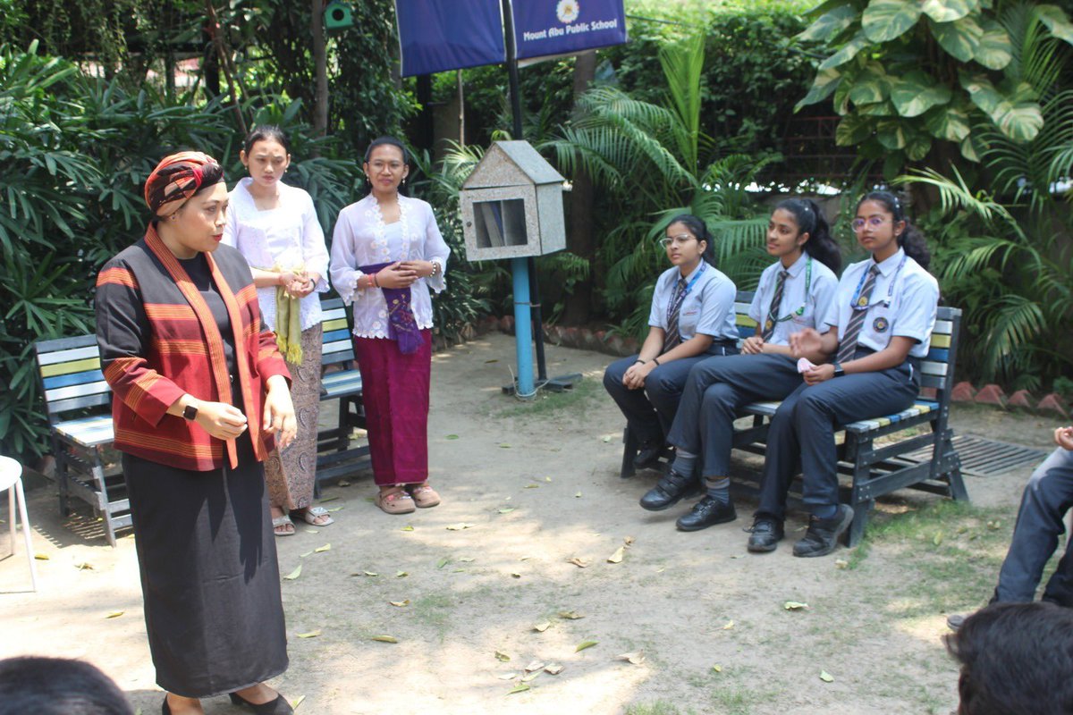 MtAbuSchool's tweet image. As part of #WingsOfGaruda #IndonesianWeek at @MtAbuSchool, #GlobalCitizens explored Balinese rituals like Canang Sari & sembahyang, guided by wonderful Indonesian mentors. A deep dive into Indonesia’s rich culture! 🇮🇩
Gratitude to the @KBRI_NewDelhi for making this possible!