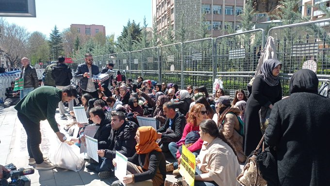 Öğretmenler MEB'in önünde.

#MülakatMağdurlarıMEBde #YusufTekin