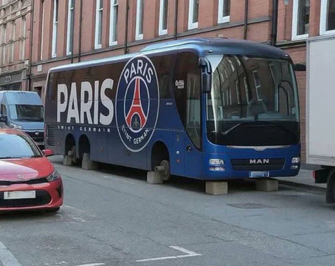 xKGx__'s tweet image. 🚨 𝗕𝗿𝗲𝗮𝗸𝗶𝗻𝗴:
Aston Villa fans stole the tires of the Paris Saint-Germain bus 🤯😂!