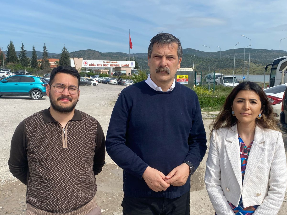 Genel Başkanımız Erkan Baş, parti yöneticilerimiz Av. Sena Yazıbağlı Selanik ve Av. Orhan Kiper’le birlikte halk iradesini savundukları için tutsak edilen ve aralarında İzmir il yöneticimiz Selda Salman’ın da bulunduğu yurttaşlarımızı ziyaret etti.

Anayasal hakkını kullanmak,