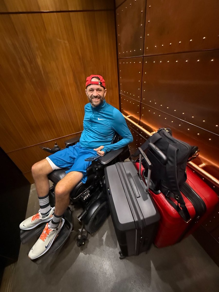 RAZDesignInc's tweet image. Can you guys spot the Züm travel case? It blends right in 😏

Here is Jerod Nieder traveling with a Züm!

#showercommode #showerchair #travelchair #positivelyparalyzed