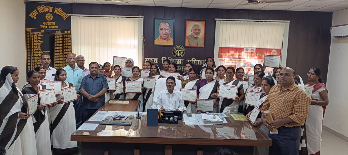 Healthdept91387's tweet photo. जनपद प्रतापगढ़ में अर्बन क्षेत्र हेतु 31 आशाओं का आज 8 दिवसीय प्रारंभिक प्रशिक्षण पूर्ण हुआ! मुख्य चिकित्सा अधिकारी प्रतापगढ़ द्वारा प्रशिक्षण का प्रमाण पत्र  वितरण किया और क्षेत्र मे सफलतापूर्वक कार्य करने की निर्देश दिया! https://t.co/qPWuXNvfqe