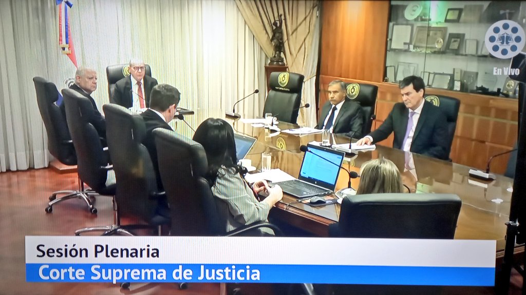 🔹️El ministro Eugenio Jiménez recordó que las personas que tienen problemas con los juicios ejecutivos podrían elegir un abogado particular de su confianza que puede atenderlo en forma gratuita ya que la ley dispone que es una carga pública en tres casos por año.
