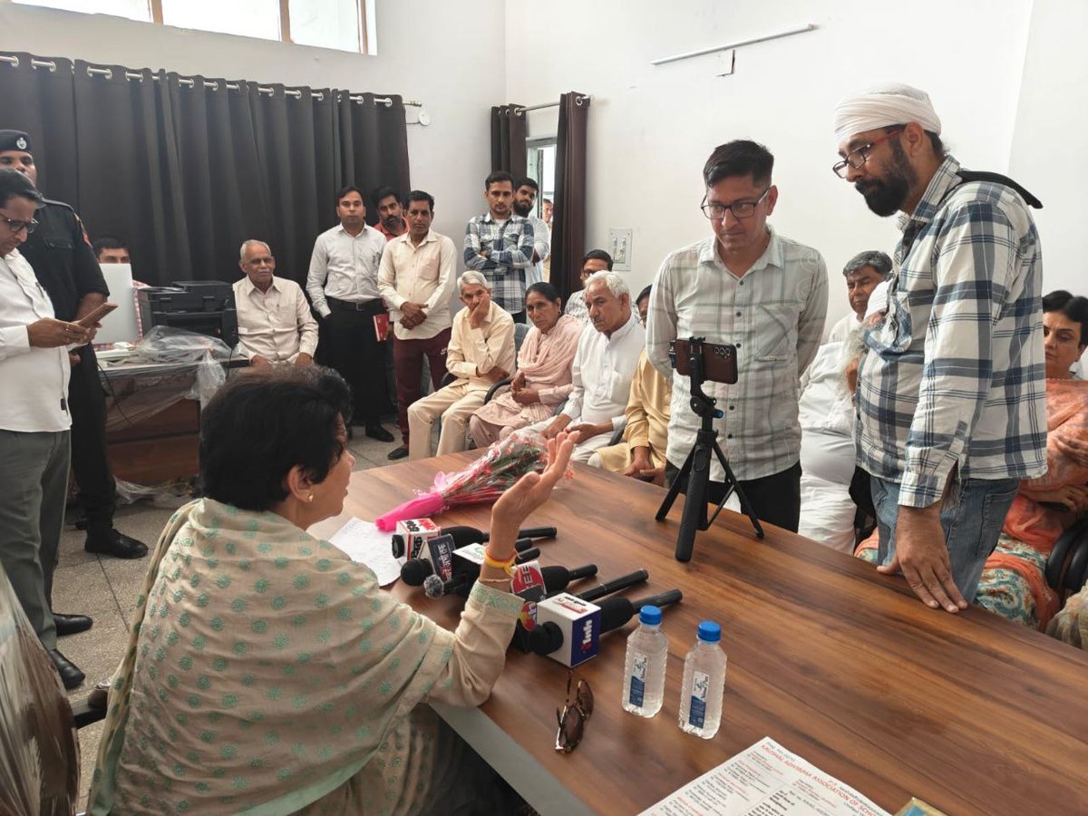Kumari_Selja's tweet photo. आज सिरसा स्थित सांसद कार्यालय (MPLAD सुविधा केंद्र) पर पहुँचकर कांग्रेसजनों एवं अपने संसदीय क्षेत्र के नागरिकों से मुलाक़ात की।

आमजन की समस्याओं और क्षेत्रीय विकास से जुड़ी ज़रूरतों को गंभीरतापूर्वक सुना तथा आवश्यक दिशा-निर्देश दिए, ताकि समयबद्ध समाधान सुनिश्चित किया जा सके।

जन संवाद के इस क्रम में मीडिया के साथियों से भी बातचीत की।