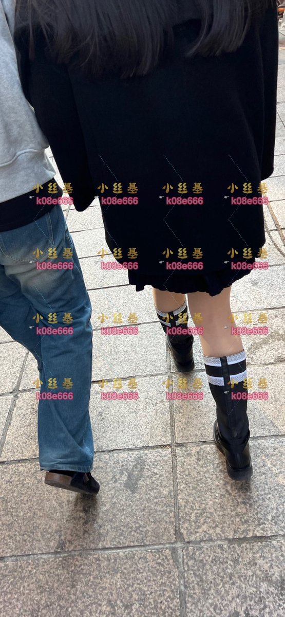 Ko8e666's tweet photo. #扫楼 #打胶 #高跟 #高跟鞋 #ktv #更衣室 #射鞋 #鞋袜 #恋足 #鞋袜 #骚妇  #原味 #细跟 #精品  肉丝mm在拍风景，殊不知自己就是美丽的风景 https://t.co/Cyvs59nawf
