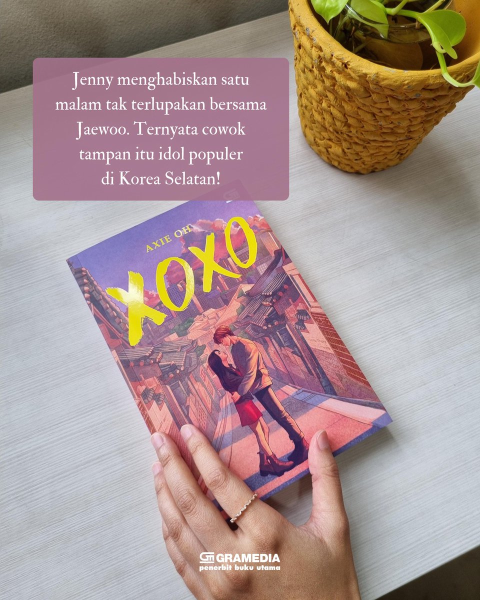 fiksigpu's tweet photo. Kamu tipe yang menyusun rak buku sesuai warna? Mungkin ini saatnya kalian update buku-buku warna ungu kalian 💜
#purplebooks #fiksigpu #bukugpu #BookRecommendation #xoxo #axieoh https://t.co/8zzBWSc3zR