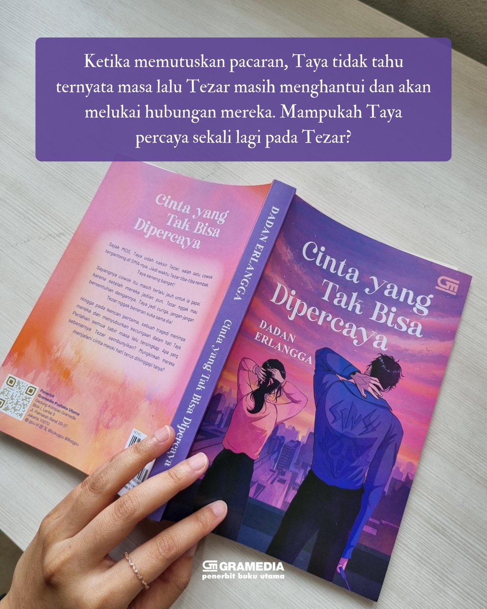 fiksigpu's tweet photo. Kamu tipe yang menyusun rak buku sesuai warna? Mungkin ini saatnya kalian update buku-buku warna ungu kalian 💜
#purplebooks #fiksigpu #bukugpu #BookRecommendation #xoxo #axieoh https://t.co/8zzBWSc3zR