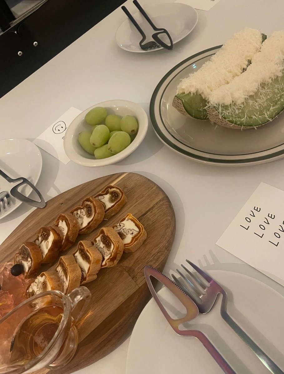 와인은 내스타일 아닌듯
맛있는걸 몰라서 그런가?
그건 맛있는데  😏

#비떱 #BBW #뚱녀 #찌찌 #술찌

(음주 휴무라했던 사람 어디갔지?)