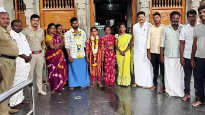 HateDetectors's tweet image. In a noteworthy action, the police garnered public praise for intervening to protect a young woman from being coerced into the illegal #Devadasi tradition #Kurugodu, #Ballari. Their efforts enabled her to start anew by marrying the man she loved.

The situation unfolded near