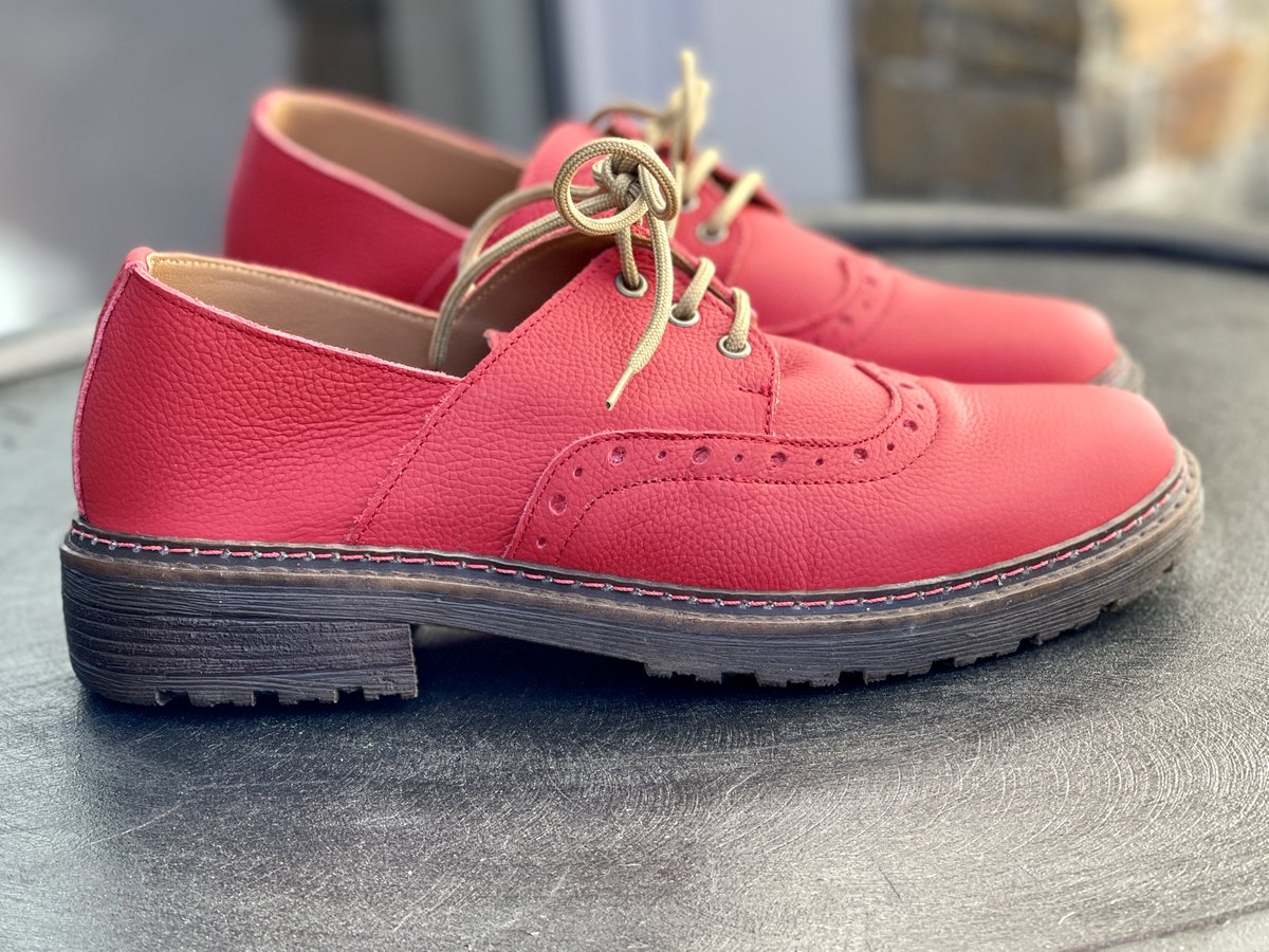 𝐓𝐇𝐄 𝐍𝐄𝐖 𝐇𝐀𝐑𝐕 𝐈𝐍 𝐏𝐀𝐏𝐑𝐈𝐊𝐀 
Sometimes, a statement shoe is required &amp; you've 𝐆𝐎𝐓 𝐈𝐓 𝐑𝐈𝐆𝐇𝐓 𝐇𝐄𝐑𝐄 ♡ A brogue, our chunky sole, our hotass Paprika leather, all pulled together with a funky red stitch!
#BluBettySA #HarvPaprika #BluBettyLaunch #Brogue