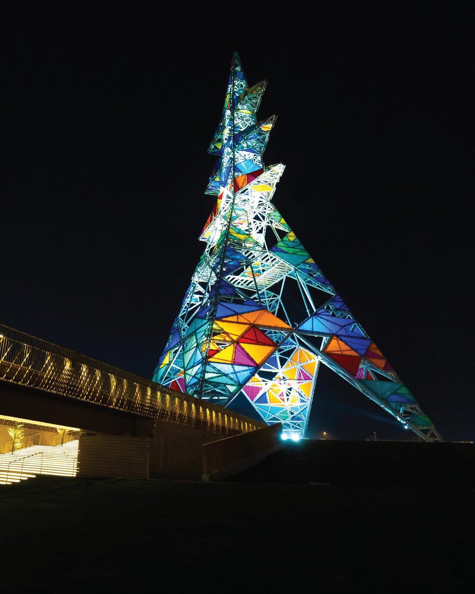 DesMeet's tweet image. .

برج الفنون؛
عملٌ فنيّ مستلهم
من أبراج الكهرباء

يتزين بألواحٍ ملونة
تخترقها الإضاءة
لتشكِّل لوحة فنية
بديعة الألوان

.