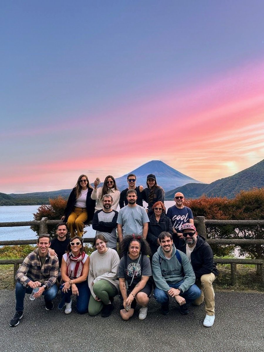 JaponEamigos's tweet photo. Los atardeceres saben mejor cuando se comparten. Disfrutando de esta vista espectacular del Monte Fuji con la increíble gente de nuestro grupo. ¡Amo viajar así! ❤️ #JaponEnGrupo #FujiSunset #AmigosDeViaje https://t.co/QcGihApJ4G