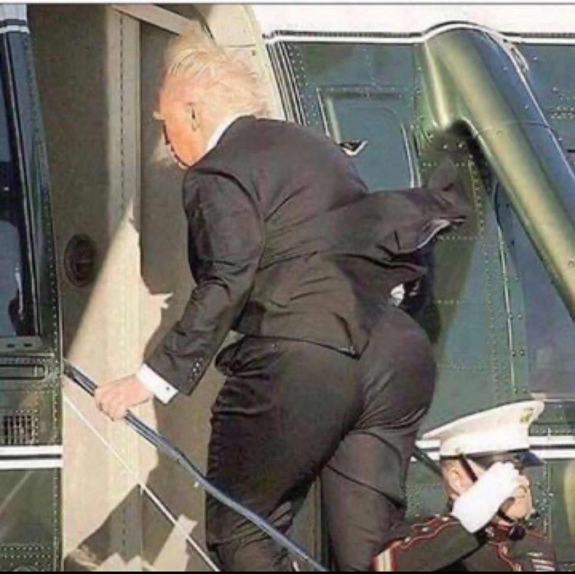 KellyFAFO's tweet photo. @krassenstein GM Brian ☕️
I see a bad moon rising……🤣🤣 https://t.co/pPxffPy02W