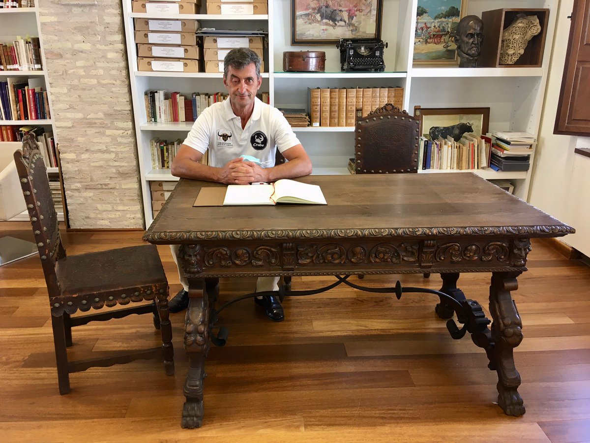 Mesa y sillas del despacho de Manolete, todavía impone sentarse ahí.
#Cordoba #Tauromaquia #Historia