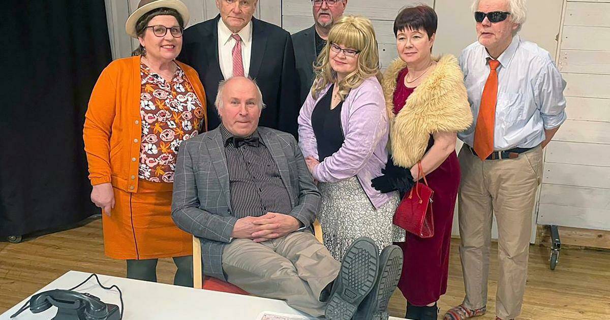 Pertunmaan nuorisoseura matkaa kevätnäytelmässään 1990-luvun laman aikaan – Uudeksi ohjaajaksi löytyi Puumalasta pitkän linjan teatteriosaaja Ismo Kotro dlvr.it/TK9JNM