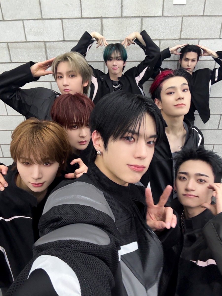 [📸]
2025.04.15
SBS M 더쇼 🎮

#WHIB #휘브
#BANG_OUT #뱅아웃