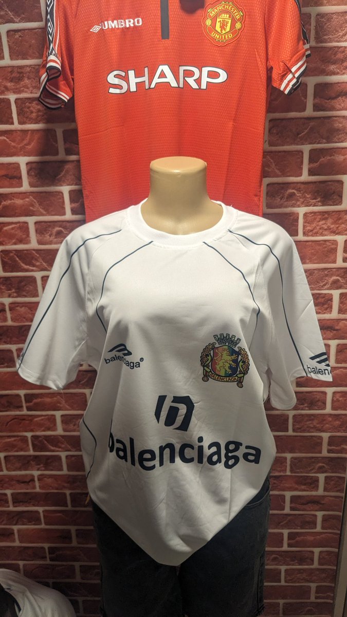 Johwizzy_312's tweet photo. Balenciaga Zipo Dukani apa Wapwa....Ni Unisex Njoo Upendeze....🤗
.
.
Nguo ya Mzungu Bei ya Mtanzania ✊✊ https://t.co/OerAaQeolZ