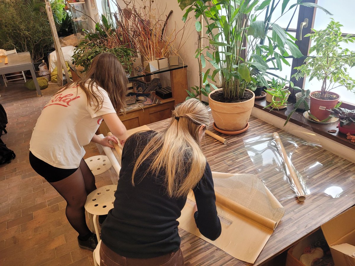 LucieH_GHMP's tweet photo. ..students from https://t.co/cBzGsWDxpB today at our Eco-studio of #PragueCityGallery in #TrojaChateau..🍀🎨📖📚
..preparing special working desks (covers) for our new creative table..
..practice in #GHMP for 2 weeks https://t.co/9CezU83OXe