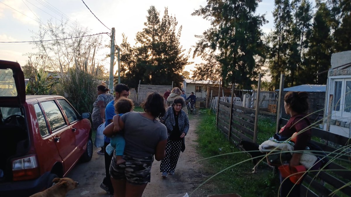 Ferpiriz's tweet photo. A pedido de los vecinos Seguimos recorriendo escuchando sus reclamos y tratando de encontrar entre todos una solución..
#lista400 #Fernandopirizalcalde https://t.co/MEZpxMHiTz