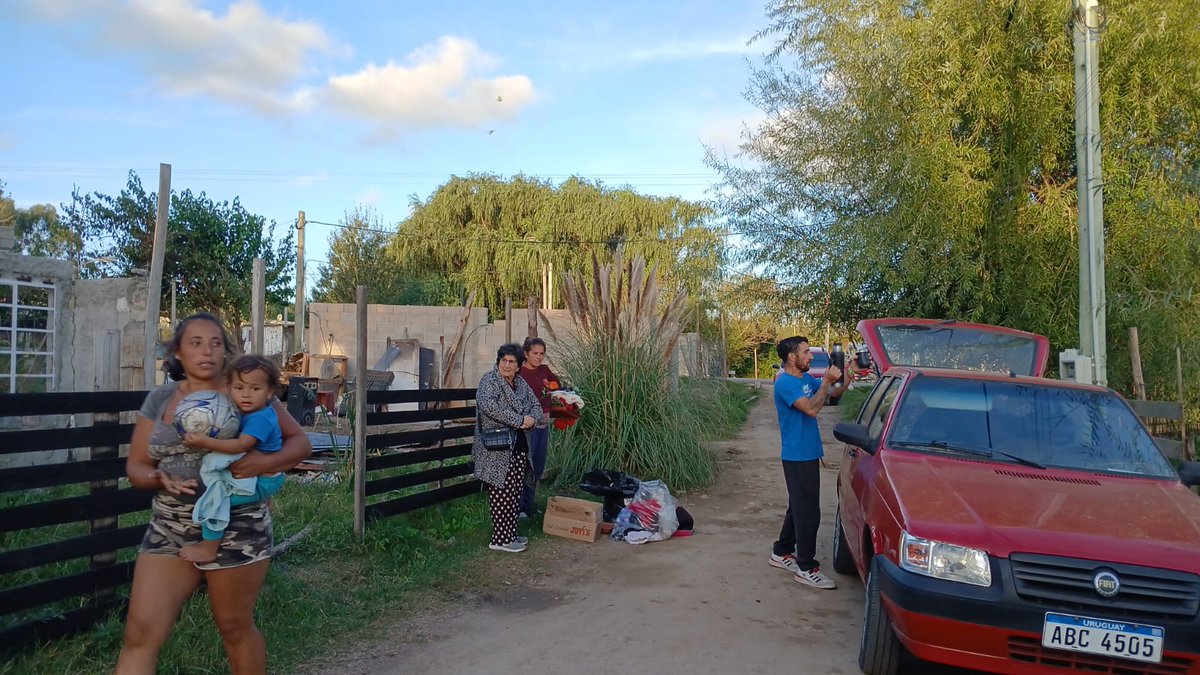 Ferpiriz's tweet photo. A pedido de los vecinos Seguimos recorriendo escuchando sus reclamos y tratando de encontrar entre todos una solución..
#lista400 #Fernandopirizalcalde https://t.co/MEZpxMHiTz