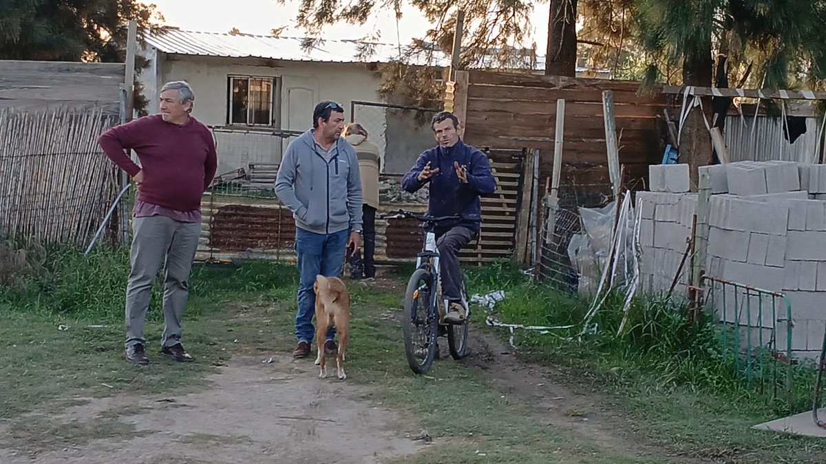 Ferpiriz's tweet photo. A pedido de los vecinos Seguimos recorriendo escuchando sus reclamos y tratando de encontrar entre todos una solución..
#lista400 #Fernandopirizalcalde https://t.co/MEZpxMHiTz