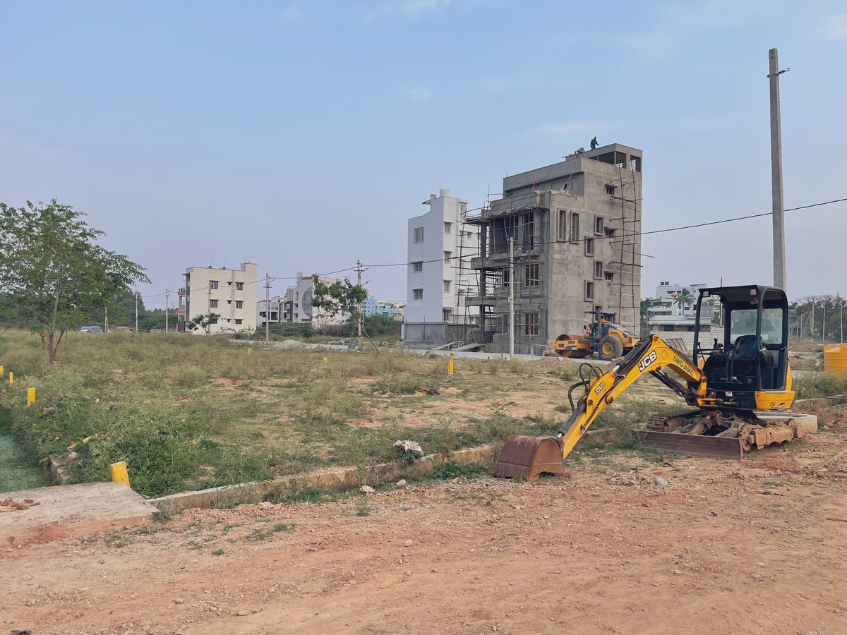HennurBlr's tweet photo. #Arkavathy Lyt Block 18 (near Vibgyor School, Geddalahalli) roads getting asphalted. Few houses already up
This layout isn’t connected to #Hennur Mn road yet @BDACommissioner
Parks & CA sites earmarked on the plan, but nothing being done on it.. https://t.co/6Mze0UlSQK