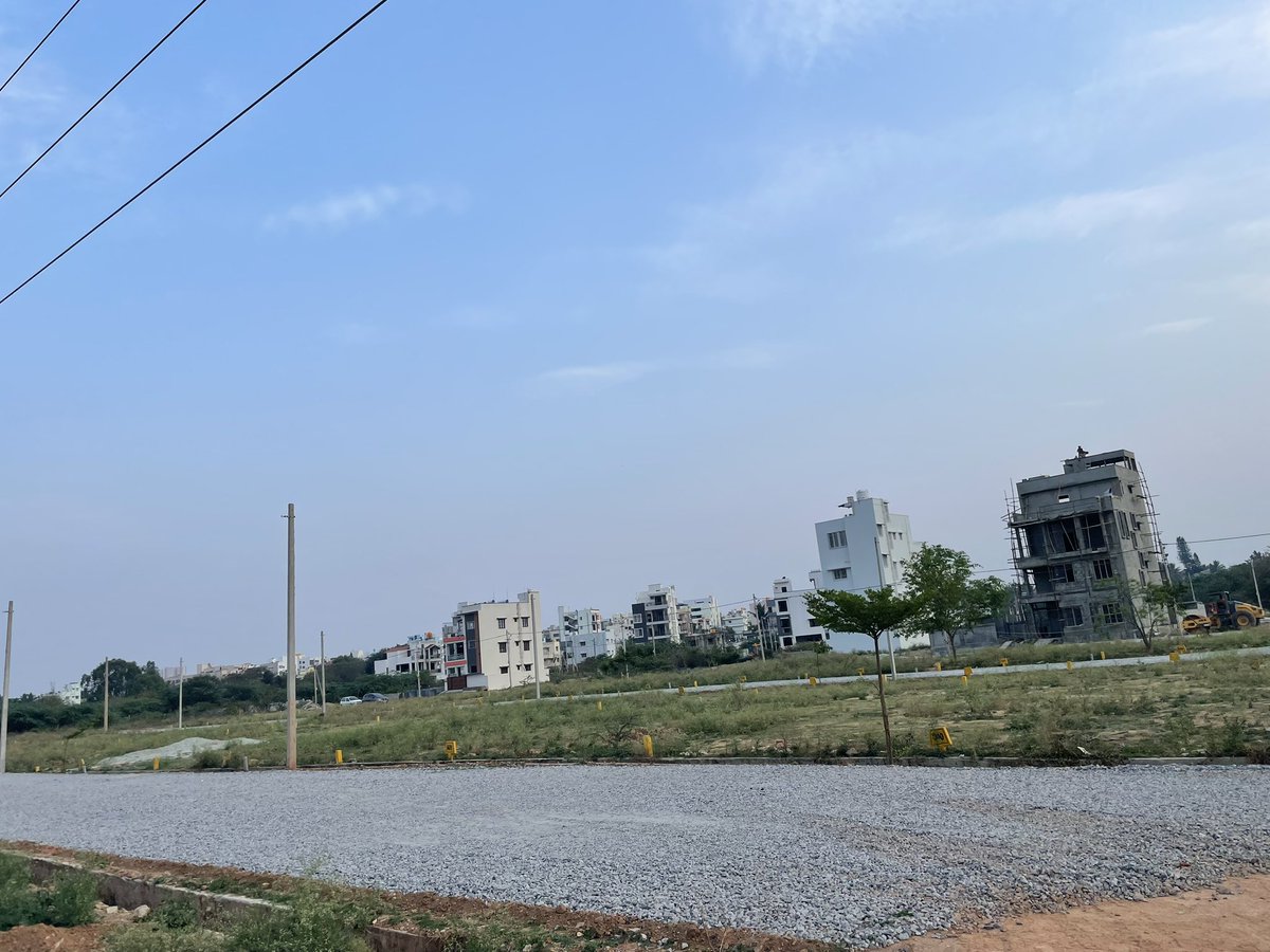 HennurBlr's tweet photo. #Arkavathy Lyt Block 18 (near Vibgyor School, Geddalahalli) roads getting asphalted. Few houses already up
This layout isn’t connected to #Hennur Mn road yet @BDACommissioner
Parks & CA sites earmarked on the plan, but nothing being done on it.. https://t.co/6Mze0UlSQK