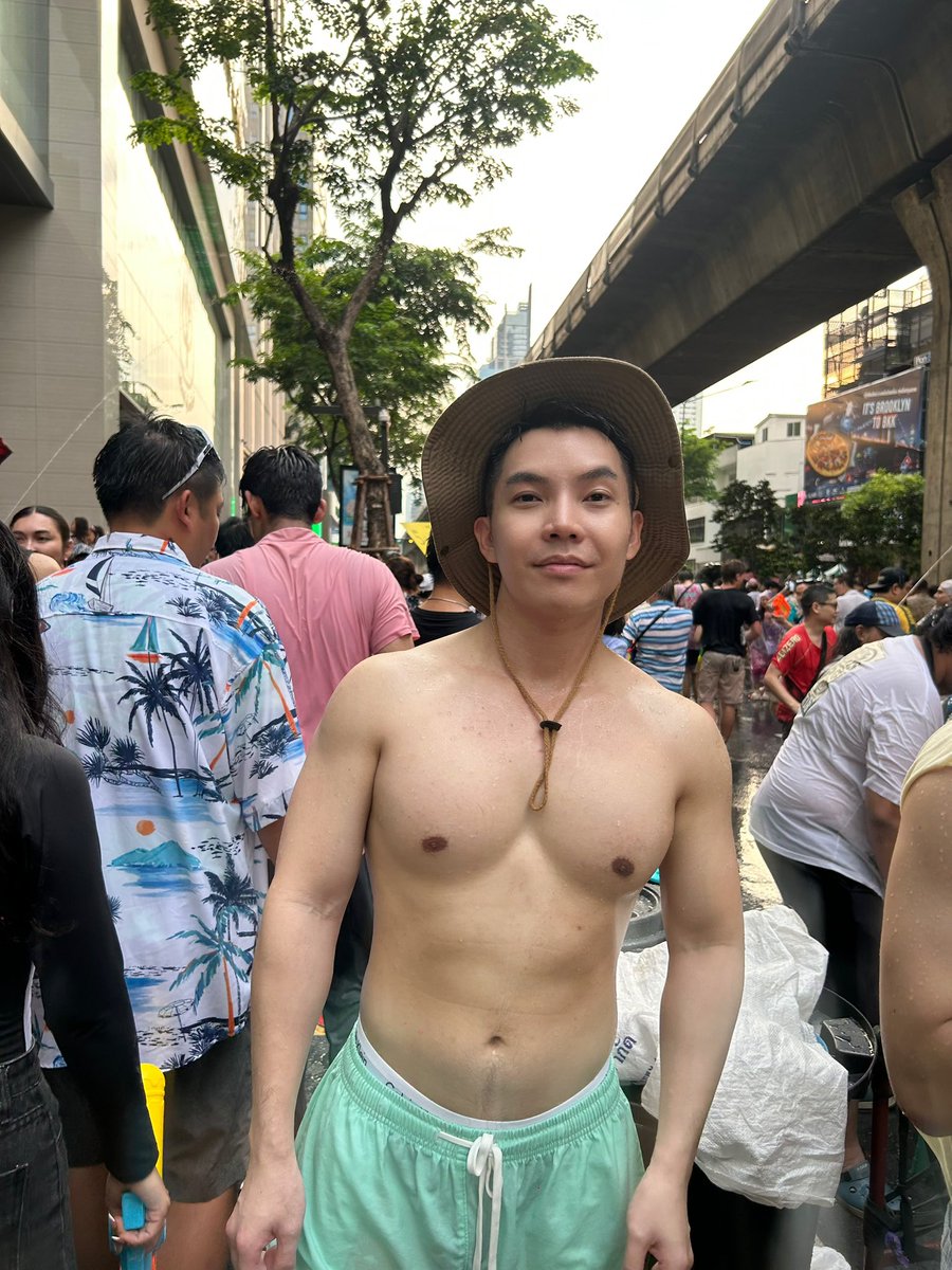 bb_bieboy's tweet photo. #silom #Songkran2025 💦 https://t.co/sHoaAXuhDQ