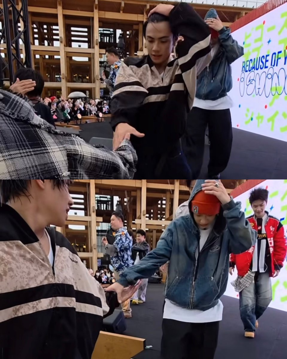 chynimmm's tweet image. เพิ่งเห็นว่าตอนเด็กๆลงจากเวทีฝนตกช่วยประคองกัน น่ารักมาก