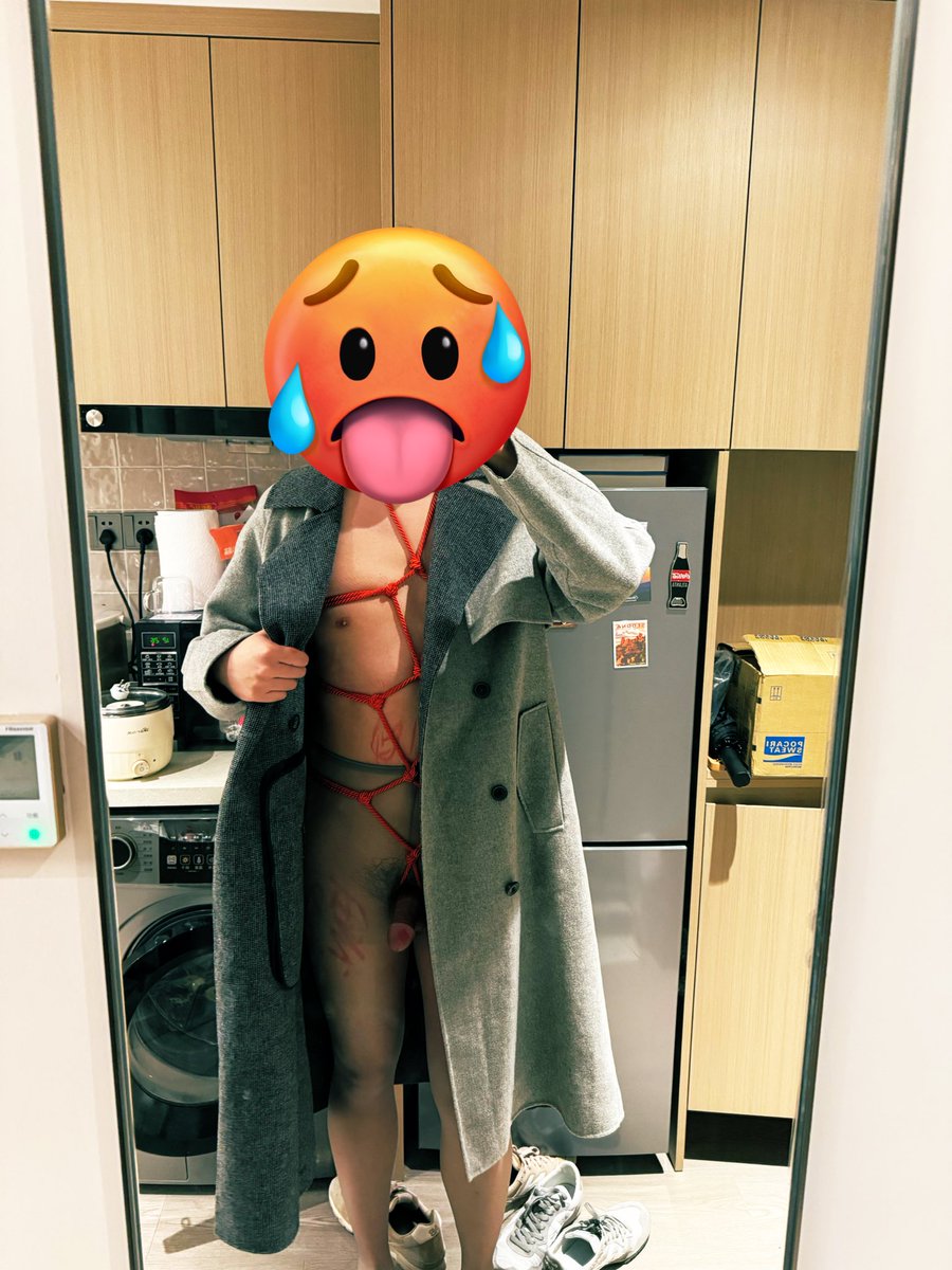 AdrianAfter's tweet photo. 果然大衣配龟甲缚露出赛高～ 走在路上好刺激好兴奋！！ 隐隐约约露出来的领口是骚货的证明～
#露出 #绳缚 #羞辱文字 #大衣 https://t.co/yLdjr3sKf9